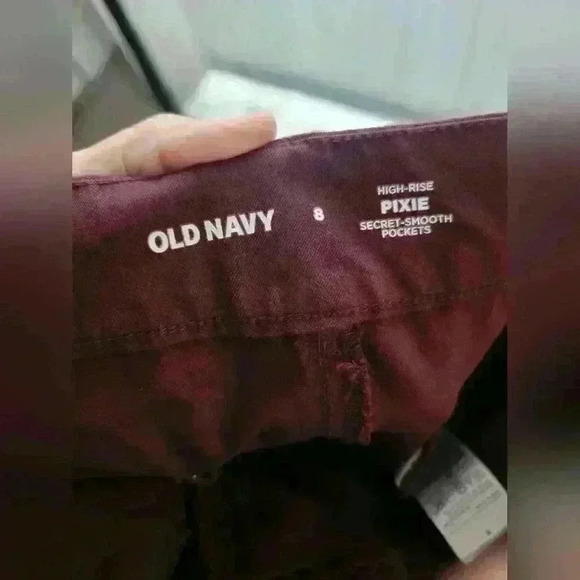 Old Navy high-rise Pixie secret smooth pockets. Burgundy size 8. - Picture 2 of 5